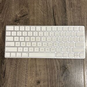 Apple Sleek White Magic Wireless Keyboard TESTED & WORKS Lightning Port A1644